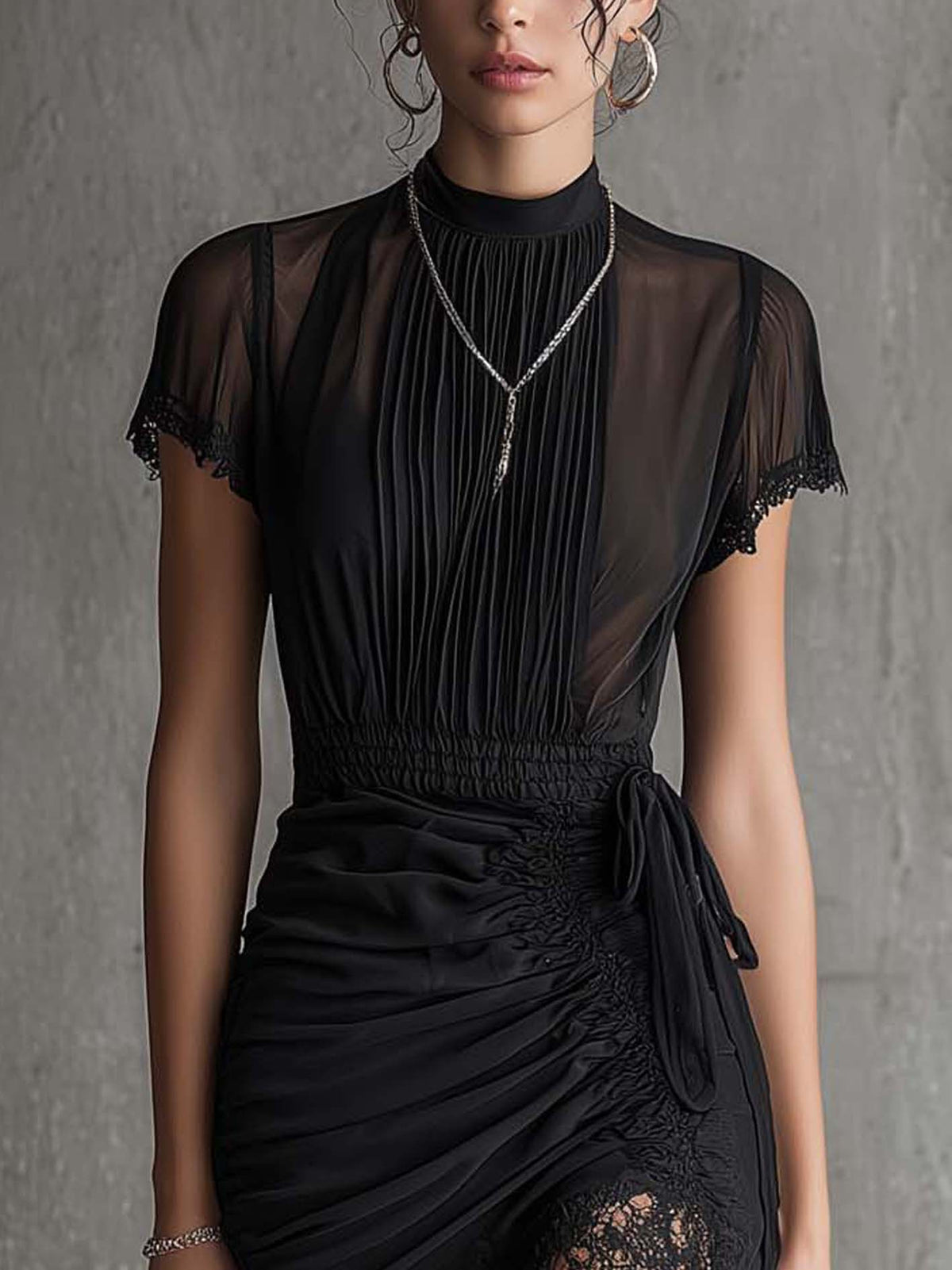Vestito corto nero in chiffon con pieghe in vita e bordo in pizzo
