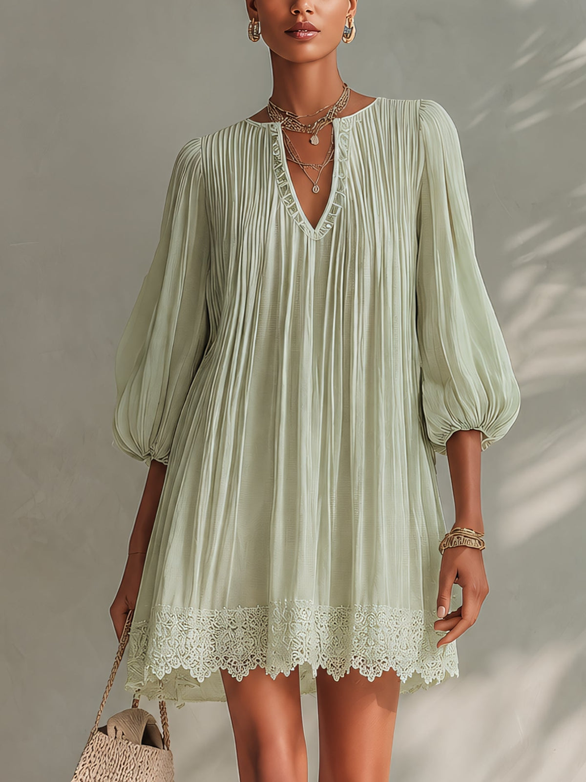 Vestito mini verde chiaro in chiffon plissettato con maniche a lanterna e pizzo